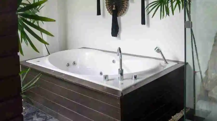 Does Refinishing a Bathtub Pay Off? How to Decide Whether to Replace or Reglaze