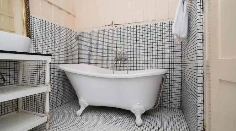 Should You Refinish or Replace Your Bathtub