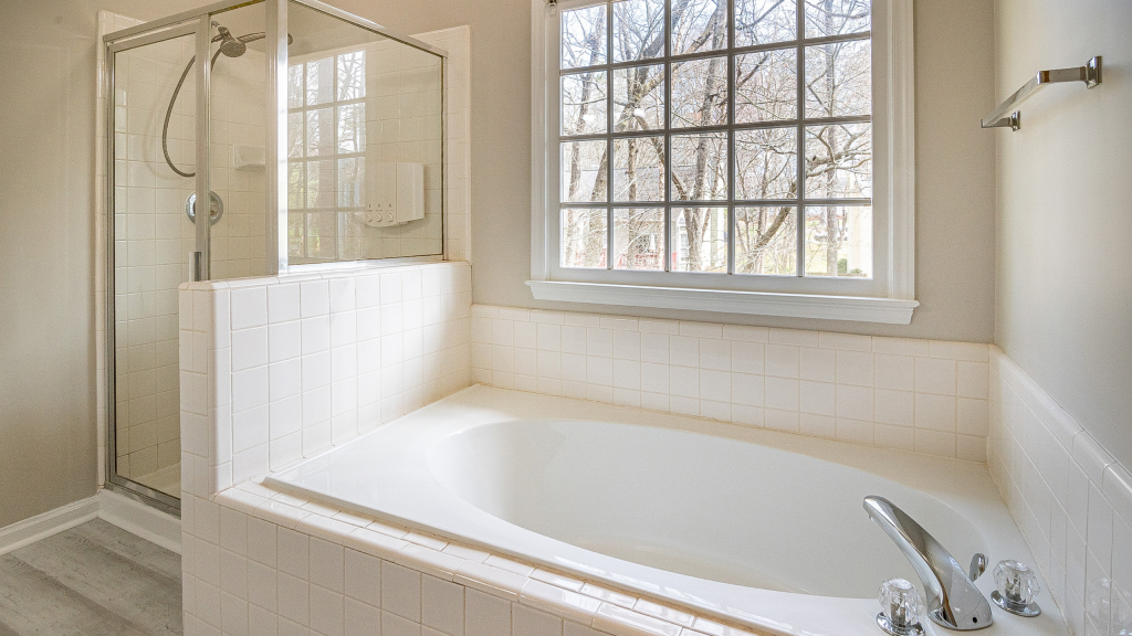 Enchasing the tub